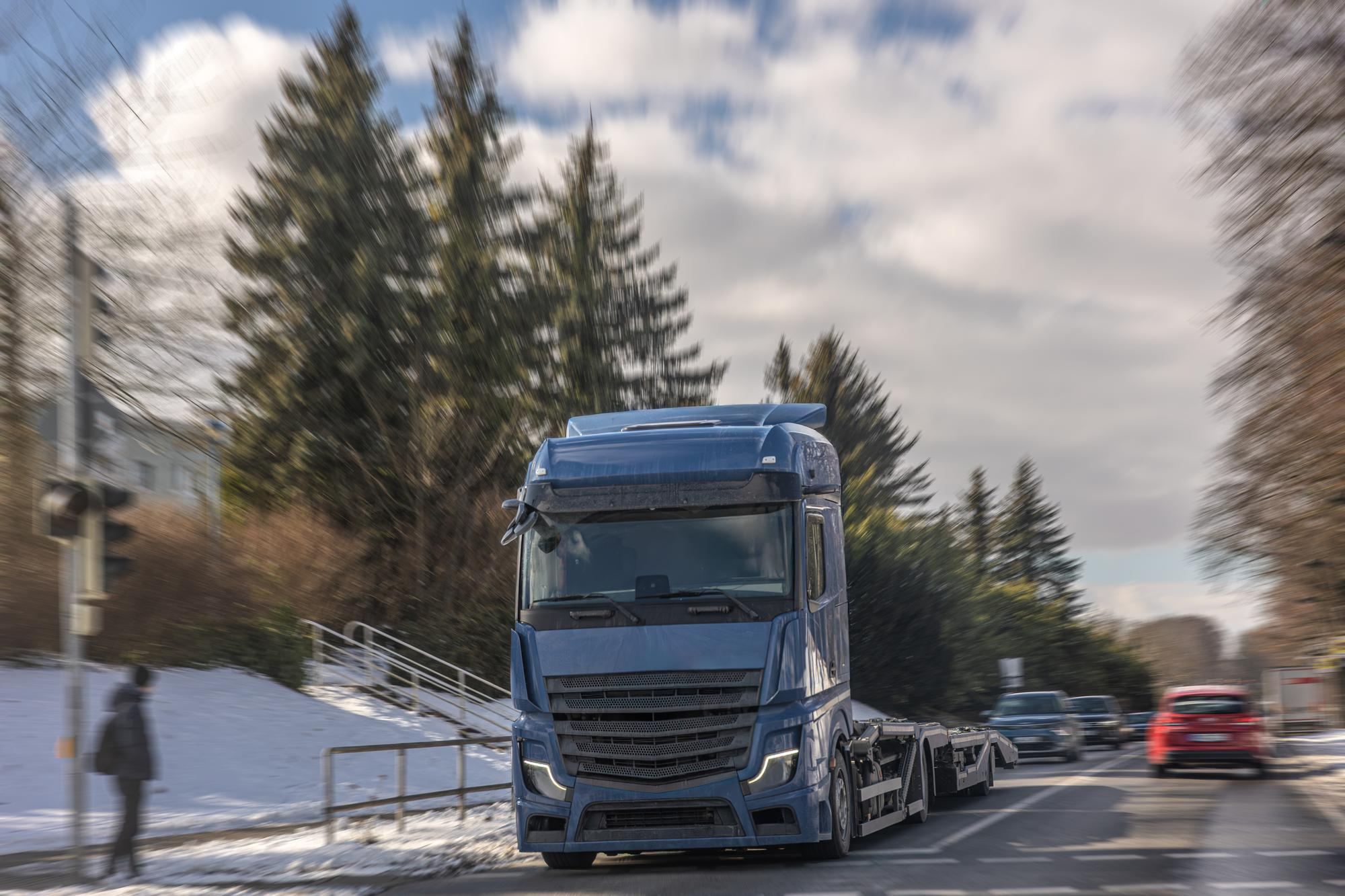 Ciągnik siodłowy z naczepą do transportu ciężkiego sprzętu.